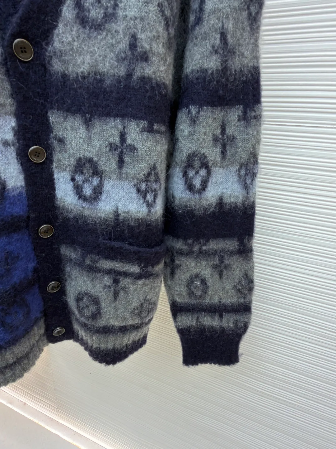 LOUIS VUITTON gradient mohair cardigan ●Original version: Purchased and developed by 16489 ●Item number: 1681020-C75 ●Fabric: mohair fabric ●Technology: knitting ●Version: loose fit ●Weight: about 575 grams ●Size: XS-S-M-L ●Description: Custom-woven mohair 67% + nylon 28% + sheep wool 5% yarn, purchased rich and finely ground mohair, imported Stoll weaving, full body alignment and stripe stitching, with black and white gray tones to highlight the full Monogram For the pattern, the mohair has been washed and naturally milled. After the shirt is woven, you need to manually remove the dotted lines that hang the hair, draw the knots and sew them. After sewing, wash and iron them to shape, then remove the clamps and catch the hair, wash it after catching it, and finally catch the hair again to achieve the same wool feel and effect as ZP. The process is very complicated. The overall wiring is straight and delicate, the fabric is comfortable and soft, and the color is consistent without color difference. It can be matched with the same style to create a fashionable look and control various occasions. Customized accessories, complete with three standards, same style for men and women!